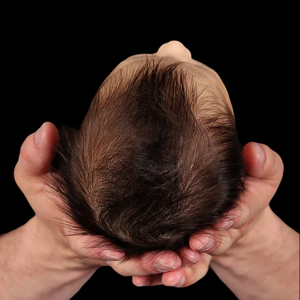 Bébé entre les mains de la mère — Photo