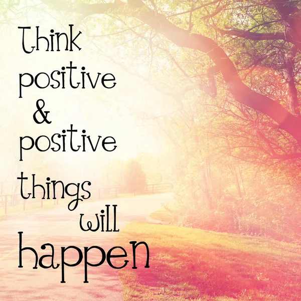 Testo pensare cose positive e positive accadrà — Foto Stock