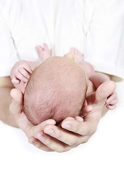 Bebé recién nacido en manos de la madre — Foto de Stock