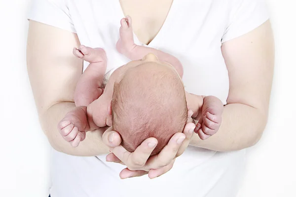 Bebé recién nacido en manos de la madre — Foto de Stock