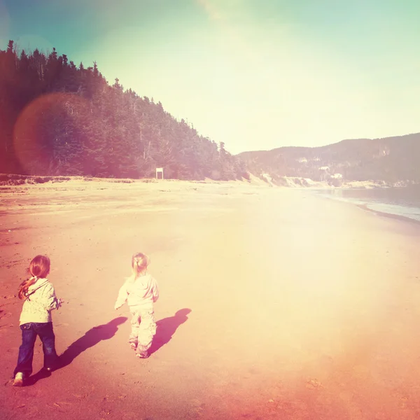 Little girls run on beach — Stock Photo, Image