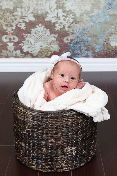 Schattig klein pasgeboren babymeisje — Stockfoto