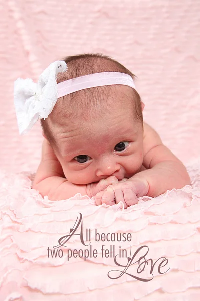 生まれたばかりの赤ちゃんのかわいい女の子 — ストック写真