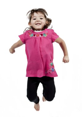 mutlu küçük kız havada atlama