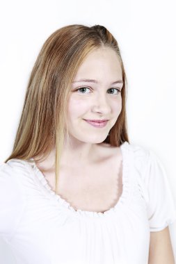 Stüdyo poz içinde genç kız