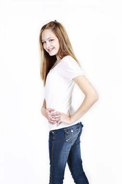 Stüdyo poz içinde genç kız