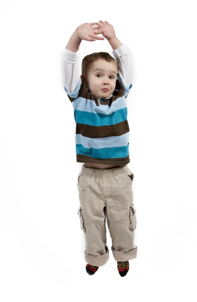 Щасливий маленький хлопчик стрибає в повітрі — стокове фото