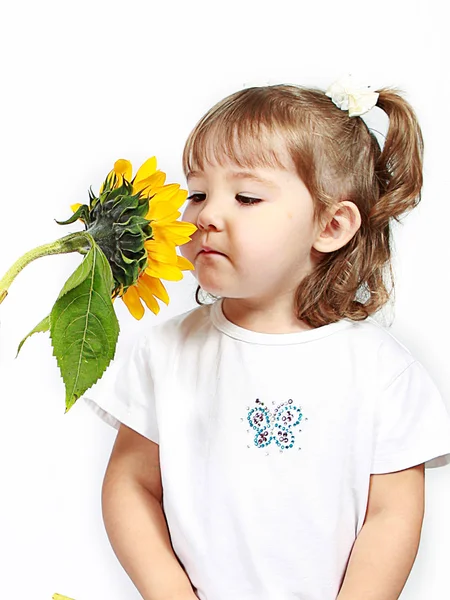Чарівна маленька дівчинка з соняшником — стокове фото