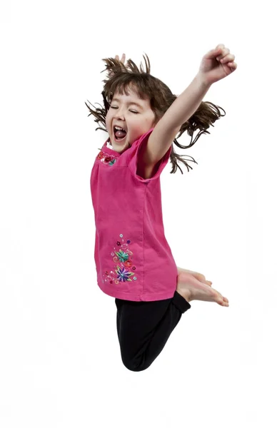 Glückliches kleines Mädchen springt in die Luft — Stockfoto