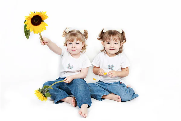 Kleine Schwestern mit Sonnenblumen — Stockfoto