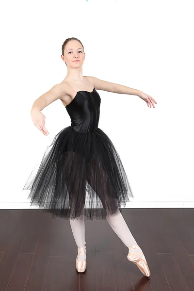 Bailarina bailando en estudio — Foto de Stock