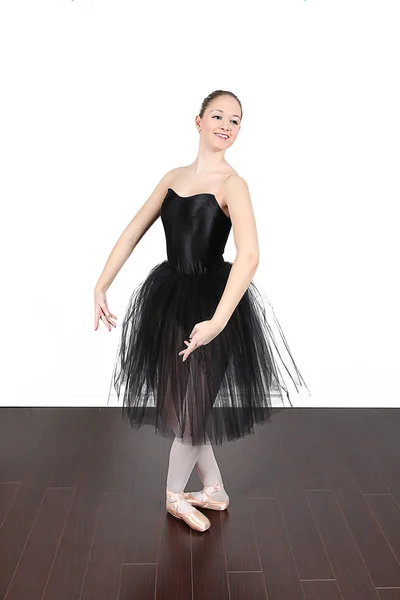 Bailarina bailando en estudio — Foto de Stock