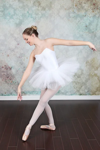 Ballerina dancing in studio — Stock Photo, Image