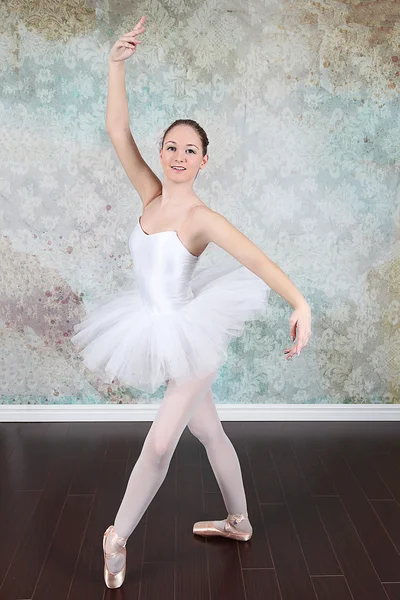 Ballerina dancing in studio — Stock Photo, Image