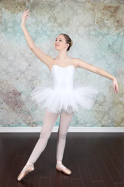 Ballerina dancing in studio — Stock Photo, Image