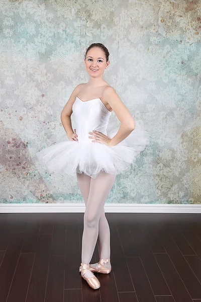 Ballerina dancing in studio — Stock Photo, Image