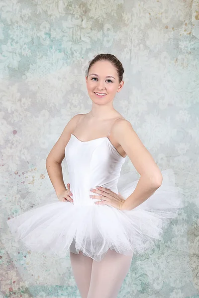 Bailarina dançando em estúdio — Fotografia de Stock