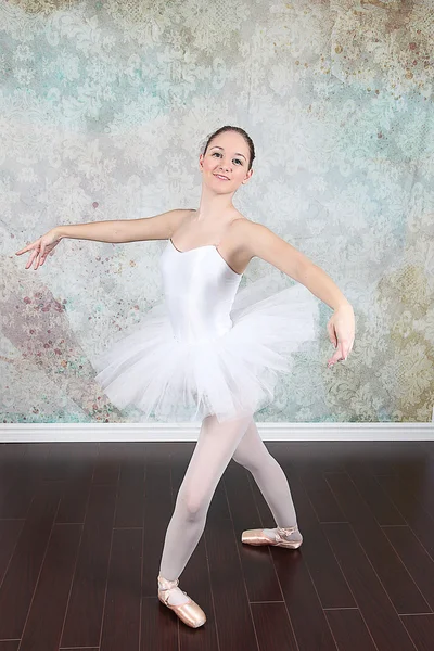 Ballerina dancing in studio — Stock Photo, Image