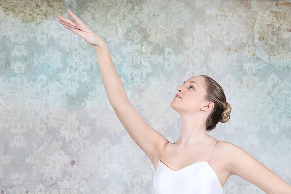 Bailarina bailando en estudio — Foto de Stock