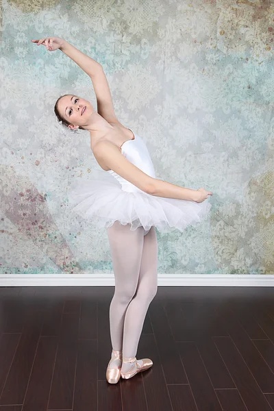 Bailarina bailando en estudio — Foto de Stock