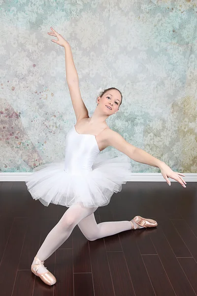 Ballerina dancing in studio — Stock Photo, Image