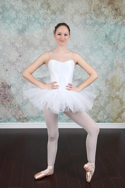 Ballerina dancing in studio — Stock Photo, Image