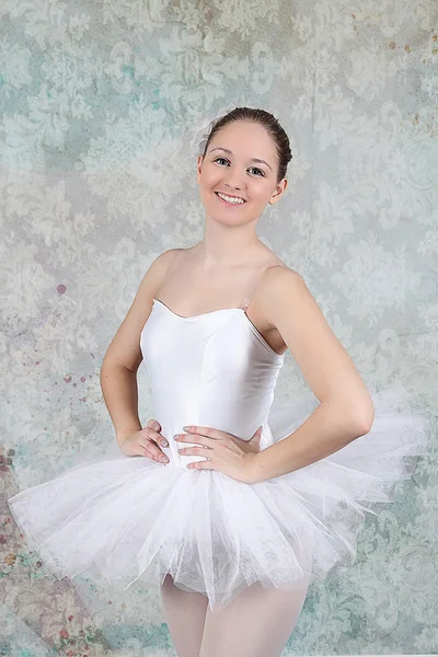 Ballerina dancing in studio — Stock Photo, Image