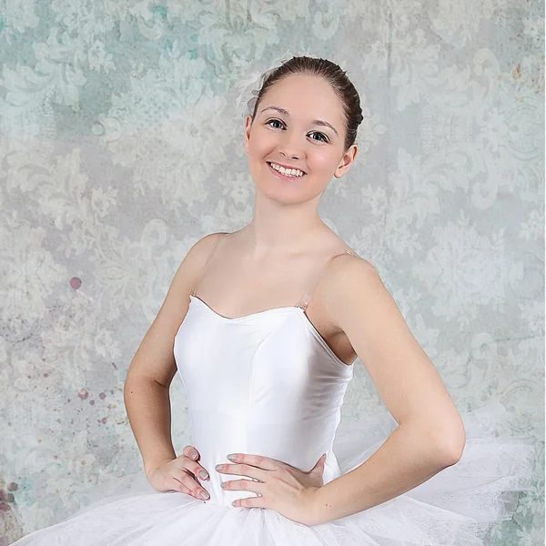 Ballerina dancing in studio — Stock Photo, Image