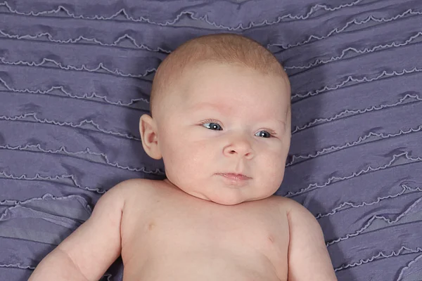 Прелестная маленькая новорожденная девочка — стоковое фото
