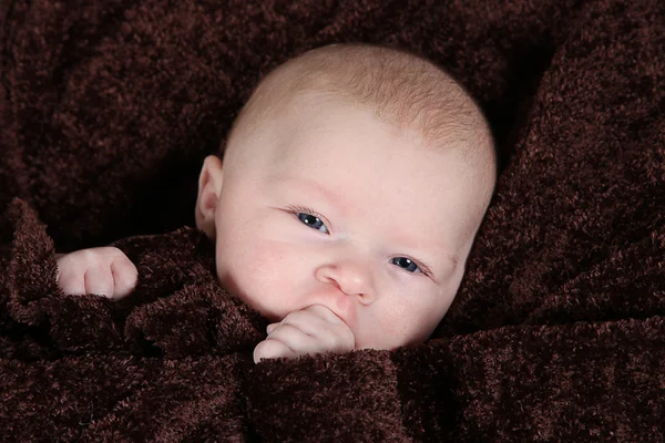 Pasgeboren babymeisje — Stockfoto