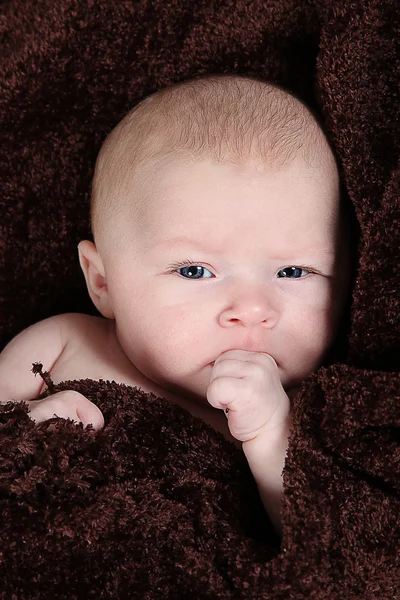 Маленькая новорожденная девочка — стоковое фото
