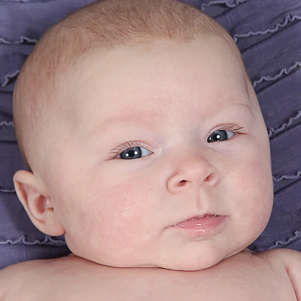 Bedårande liten nyfödd baby flicka — Stockfoto