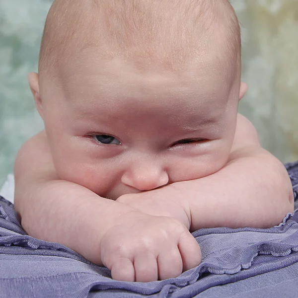 Bedårande liten nyfödd baby flicka — Stockfoto