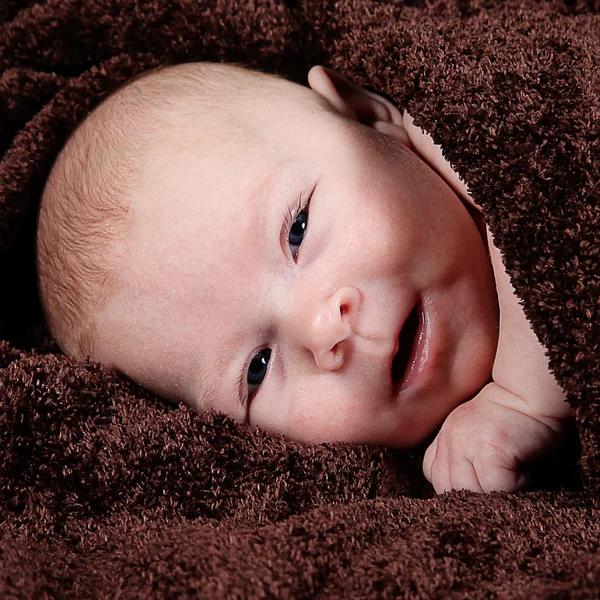 Liten nyfödd baby flicka — Stockfoto