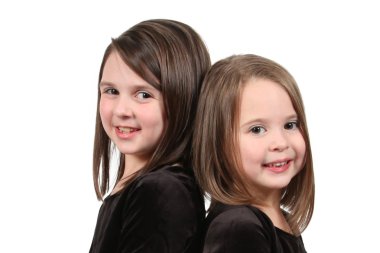 sevimli küçük kız beyaz zemin üzerine izole