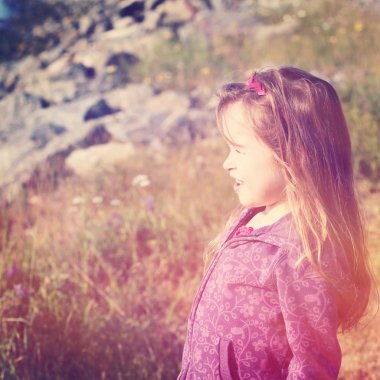 küçük kız gülümseyerek