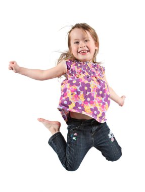 mutlu küçük kız havada atlama