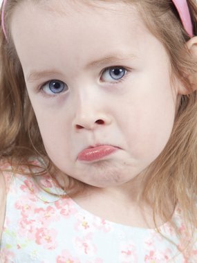 küçük kız üzgün yüz