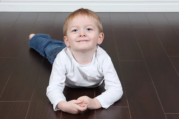Μικρό αγόρι σε λευκό πουκάμισο — Φωτογραφία Αρχείου