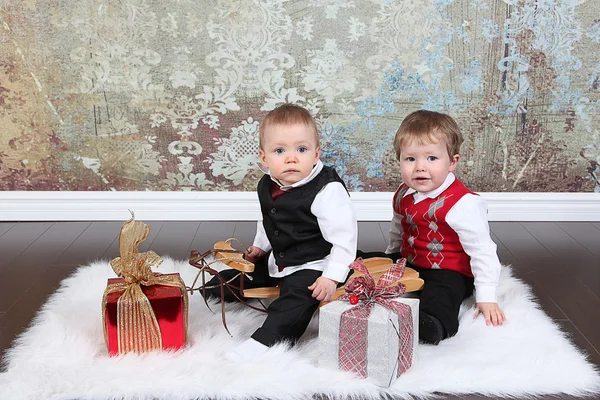 Kleine jongens met geschenkdozen — Stockfoto