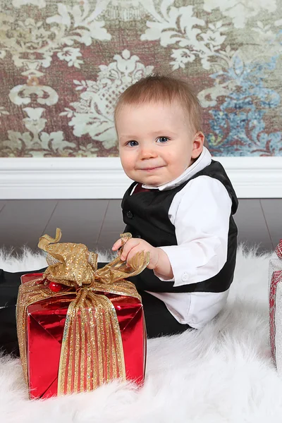 Little boy with gift box — Stock Photo, Image