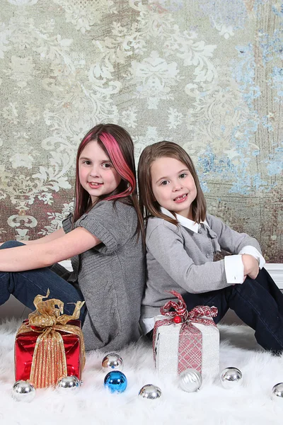 Kleine meisjes met geschenkdozen — Stockfoto