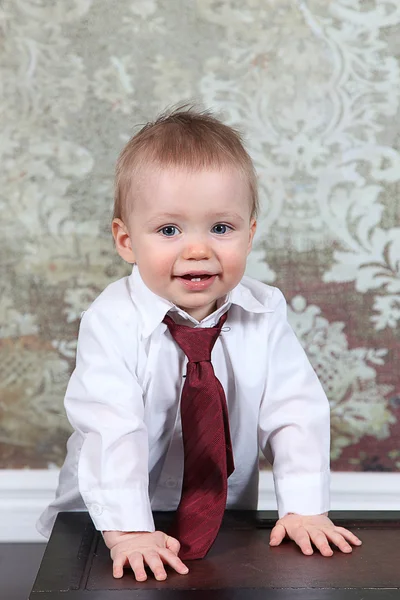 Aranyos kisfiú mosolyog. — Stock Fotó