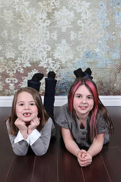 Κοριτσάκια που βρίσκεται στον όροφο — Φωτογραφία Αρχείου