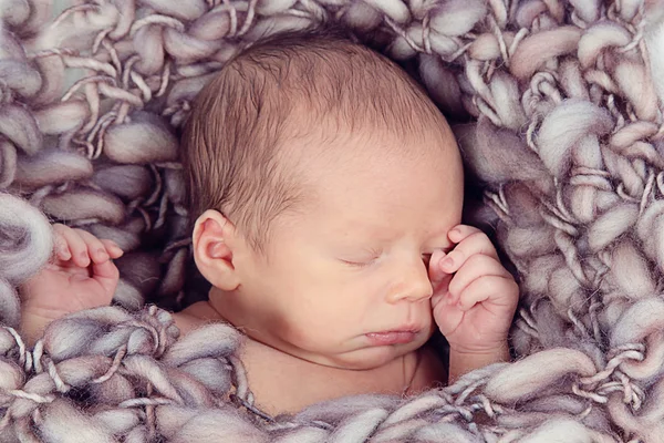 Schattige pasgeboren baby slapen — Stockfoto