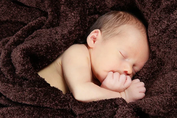 Νεογέννητο μωρό που κοιμάται σε καφέ κουβέρτα — Φωτογραφία Αρχείου