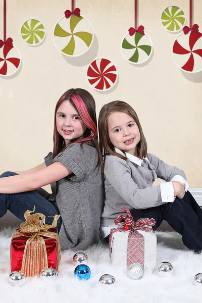 Милые маленькие девочки с подарками — стоковое фото