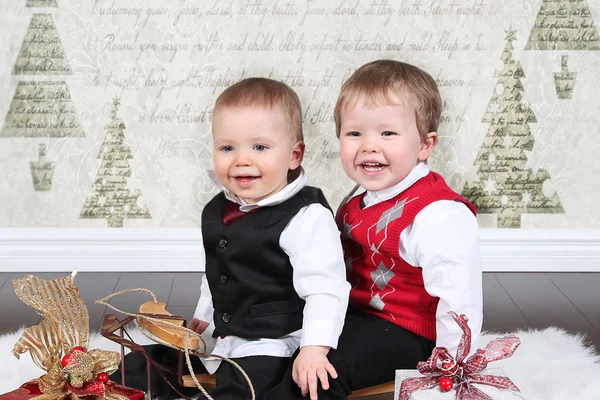 Superleuke weinig jongens met geschenken — Stockfoto