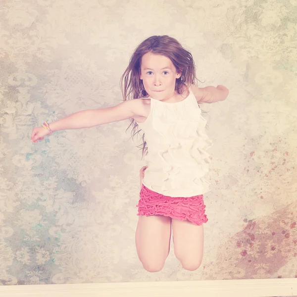 Malá dívka, která skočila ve studiu — Stock fotografie