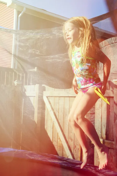 Ragazza che salta su un trampolino — Foto Stock